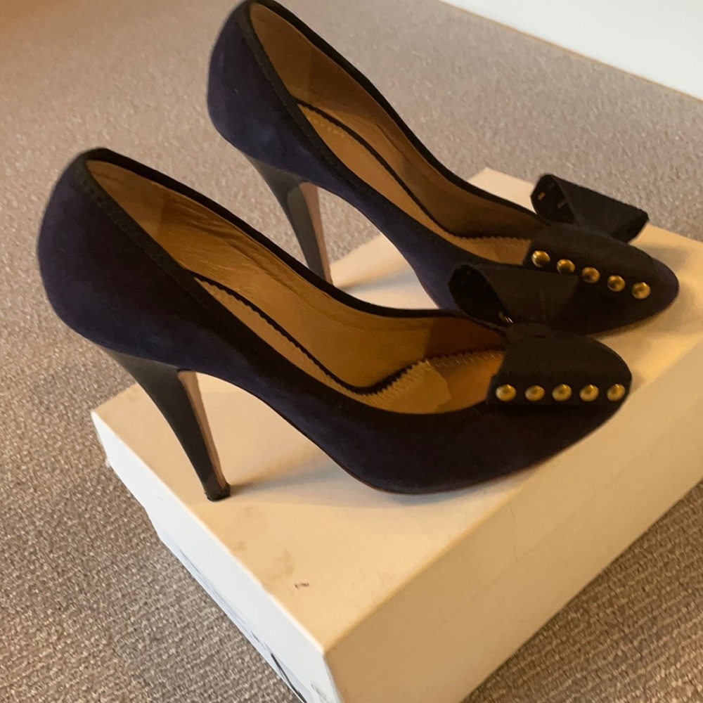 Chloe navy pumps with bow and gold studded detail.